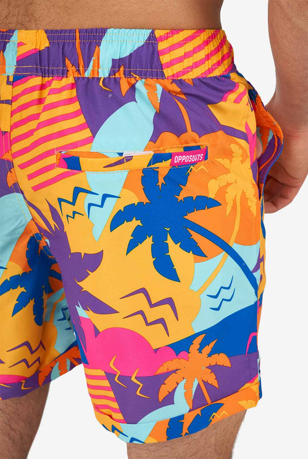 Man draagt ​​een kleurrijke zomerkorten, close-up van achteren