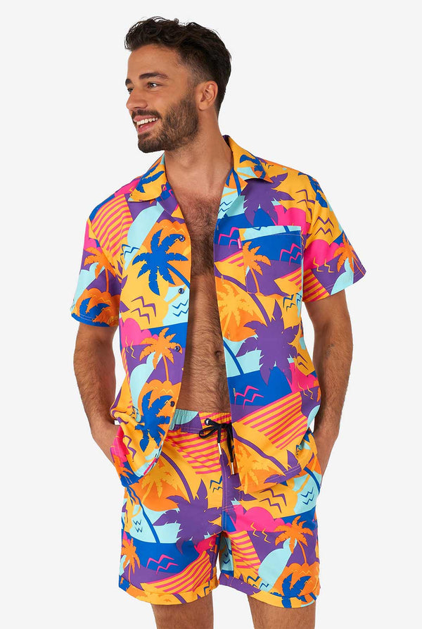 Man draagt ​​een kleurrijke zomerse shorts en shirt