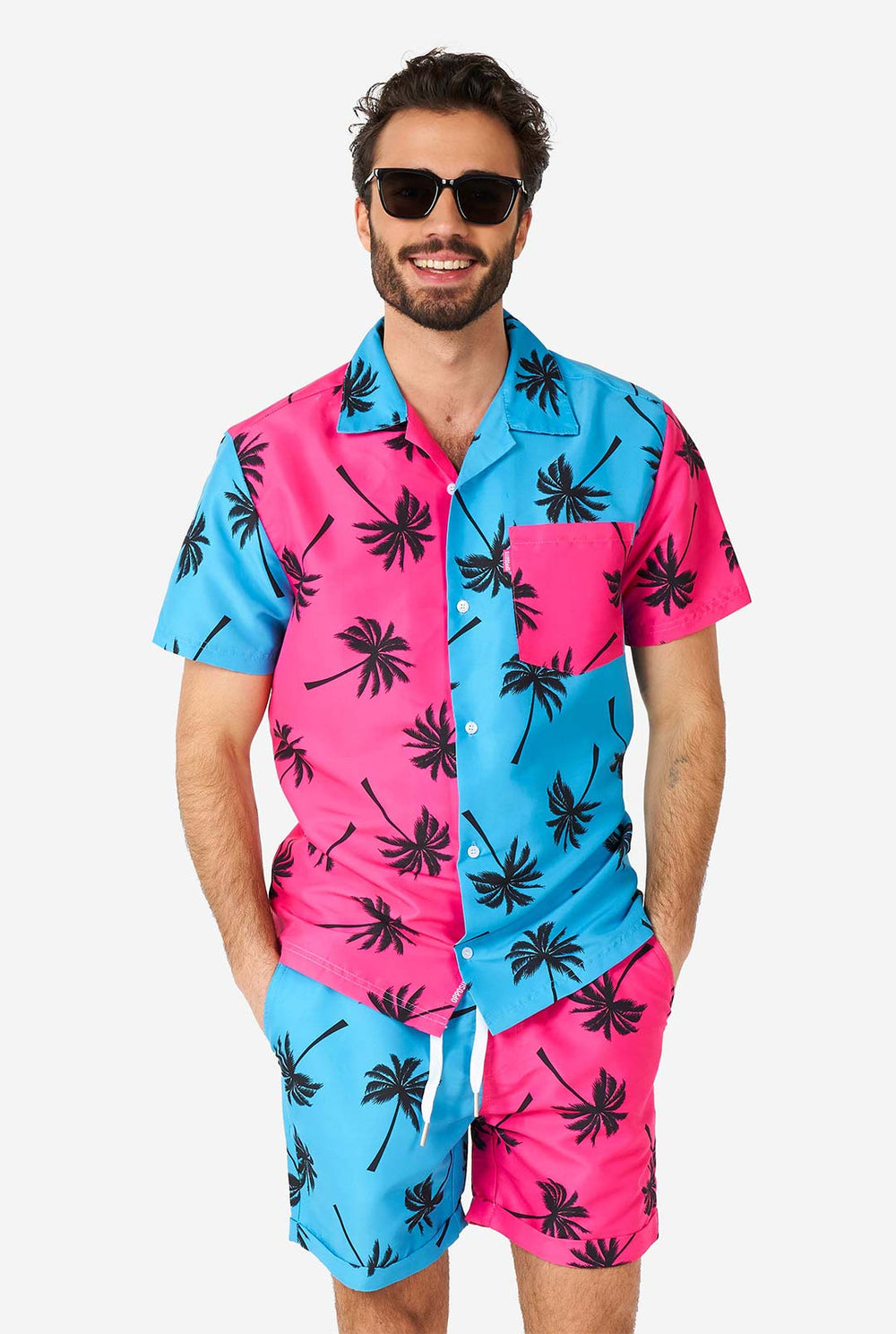 Man draagt ​​de zomerset bestaande uit shorts en shirt