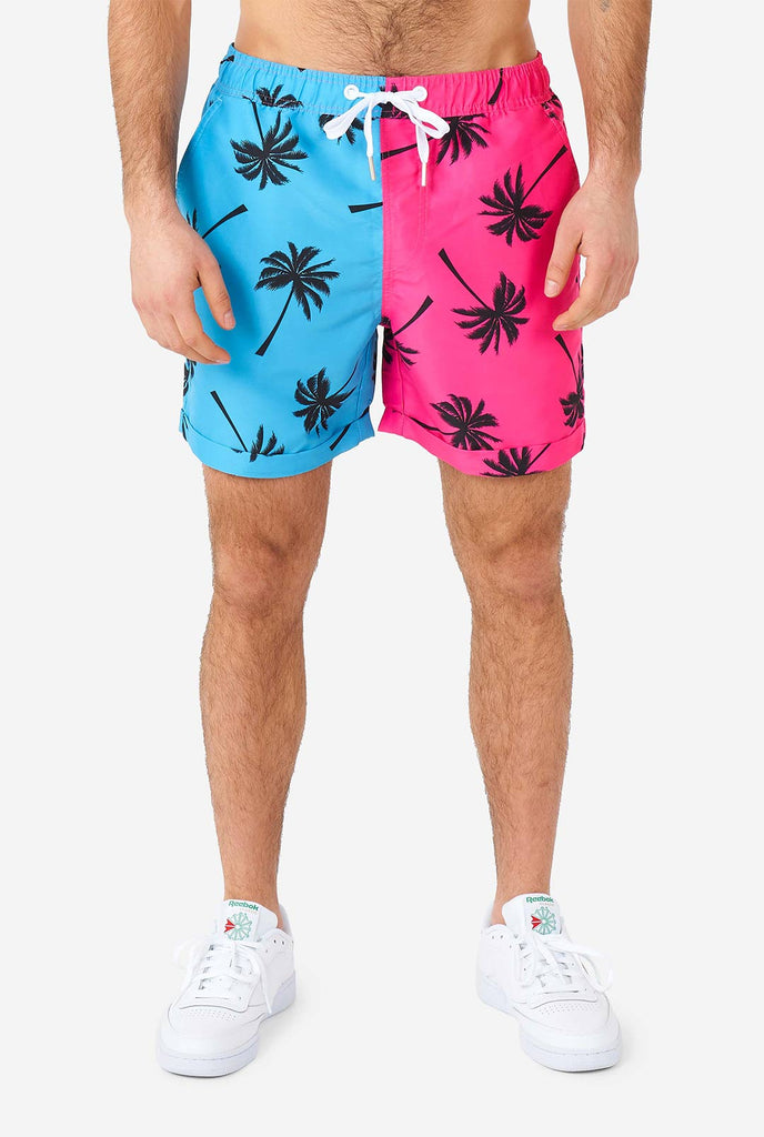 Man draagt ​​de zomerset bestaande uit shorts en shirt, shorts close -up