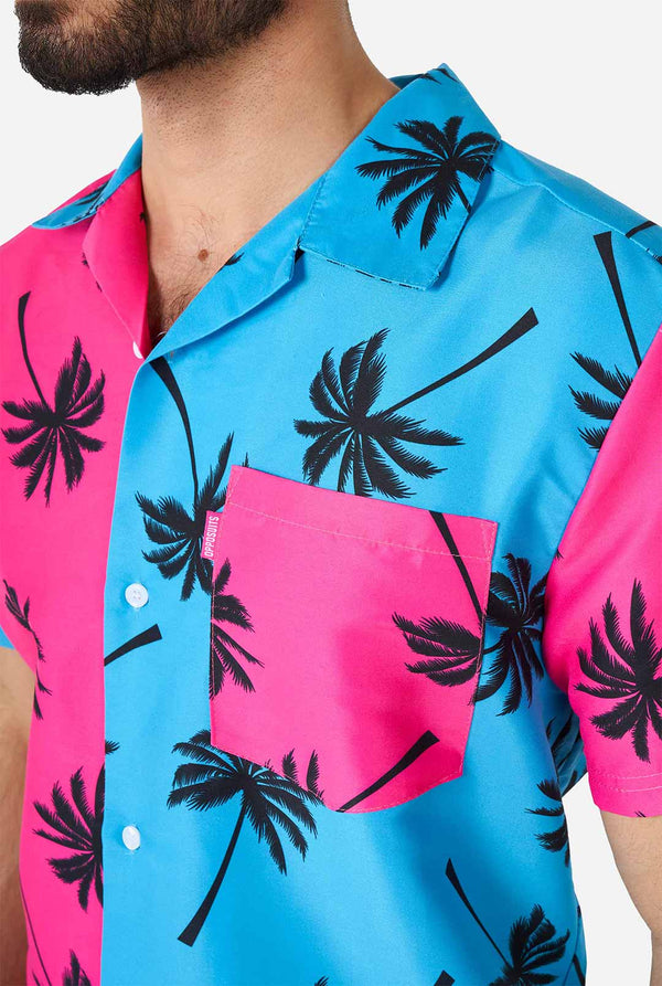 Man draagt ​​de zomerset bestaande uit shorts en shirt, shirt van dichtbij