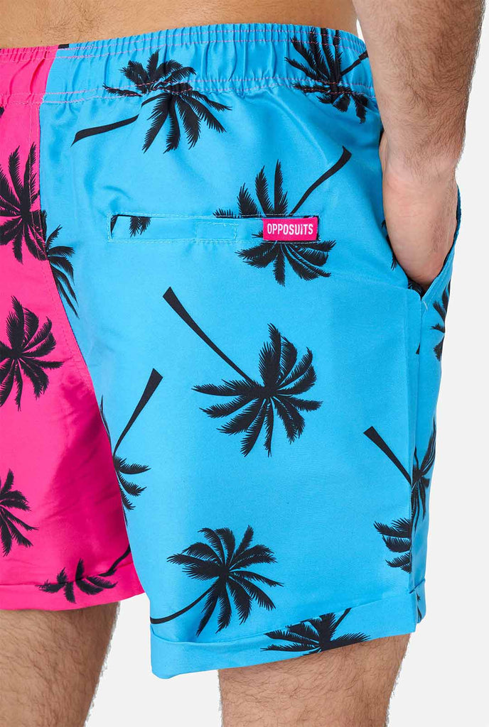 Man draagt ​​de zomerset bestaande uit shorts en shirt, shorts close -up