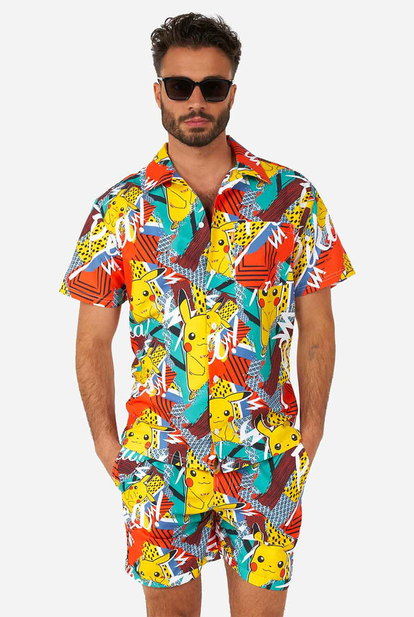 Man draagt ​​een kleurrijke zomerse shorts en shirt met Pikachu Pokemon -print