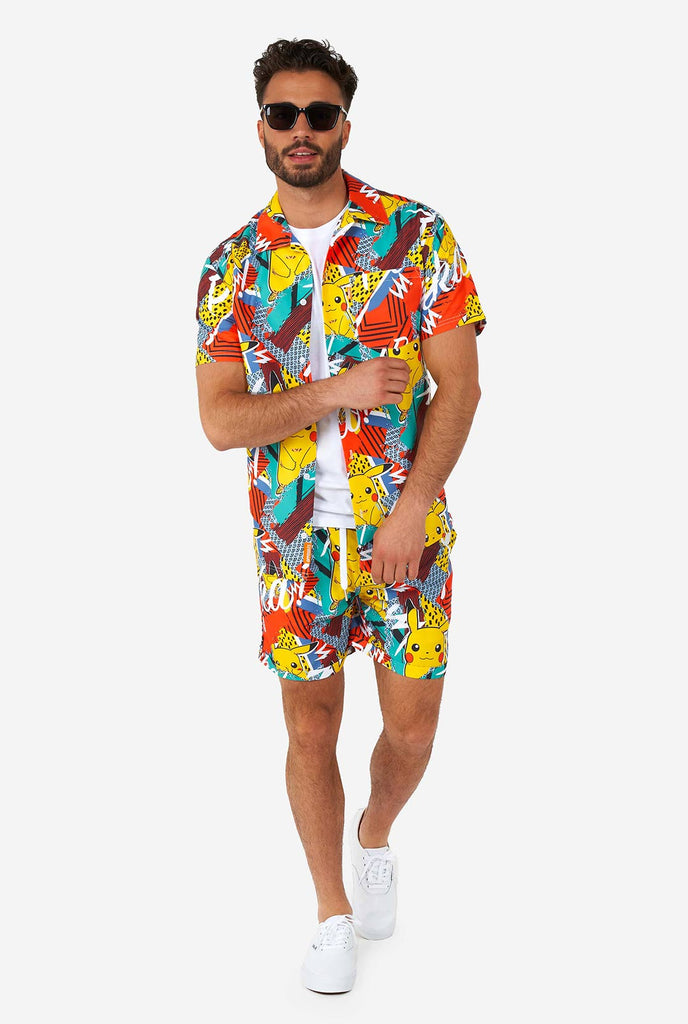 Man draagt ​​een kleurrijke zomerse shorts en shirt met Pikachu Pokemon -print