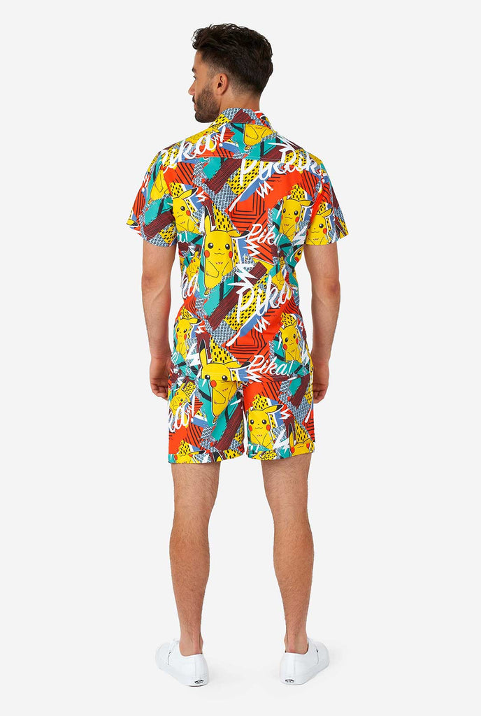 Man draagt ​​een kleurrijke zomerse shorts en shirt met Pikachu Pokemon -print, bekijk vanaf de achterkant
