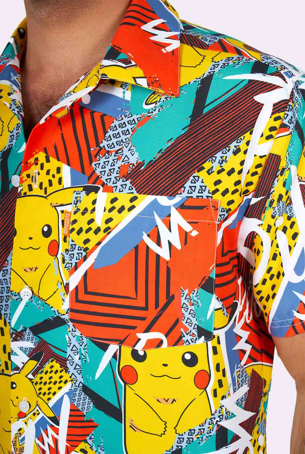 Man draagt ​​een kleurrijk zomerhemd met Pikachu Pokemon-print, close-up
