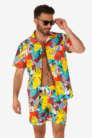 Man draagt ​​een kleurrijke zomerse shorts en shirt met Pikachu Pokemon -print