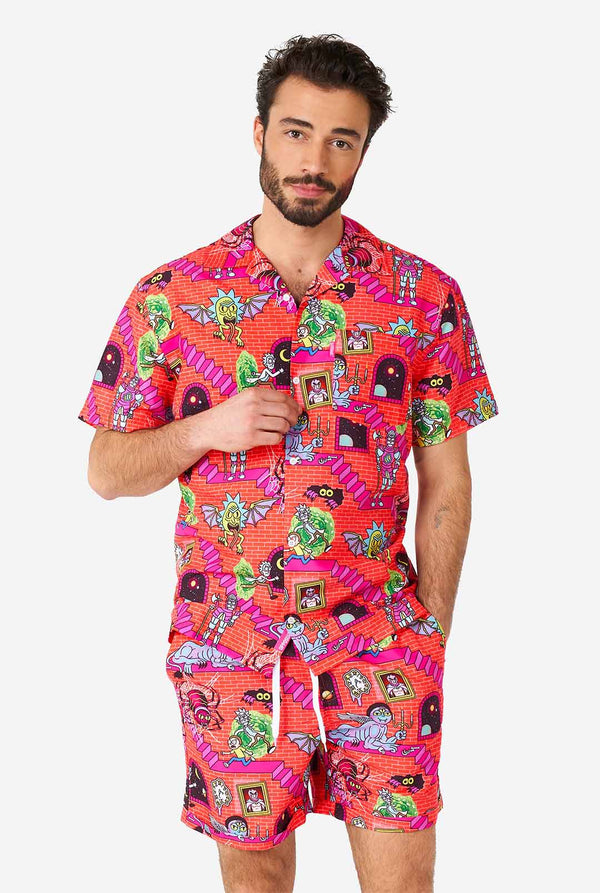 Man draagt ​​zomeroutfit, bestaande uit short en shirt, met Rick en Morty Print