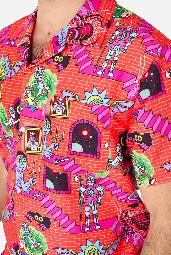 Man draagt ​​een zomerhemd, met Rick en Morty Print, close-up