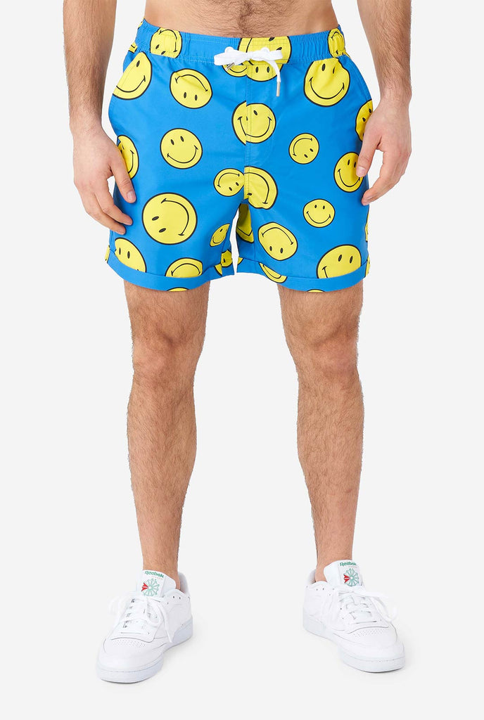 Man draagt ​​een blauwe shorts met smiley print