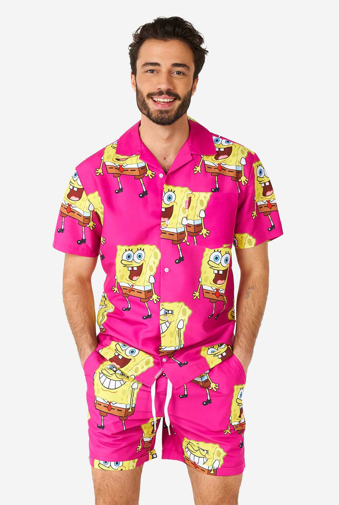 Man draagt ​​zomeroutfit met spongeBob squarepants print