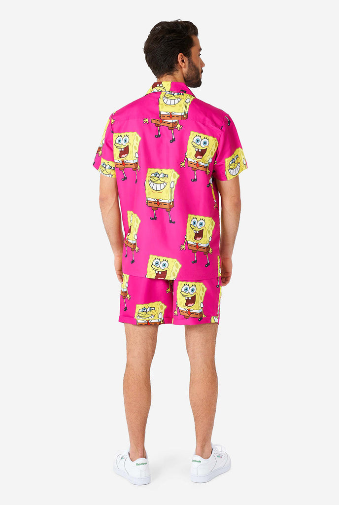 Man draagt ​​zomeroutfit met spongeBob squarepants print, bekijk vanaf de achterkant