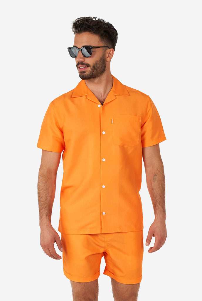 Man draagt ​​een oranje zomerset