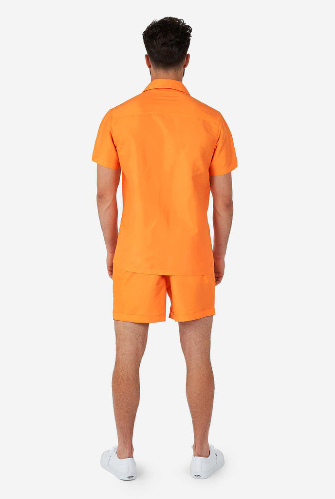 Man draagt ​​een oranje zomerset, bekijk vanaf de achterkant