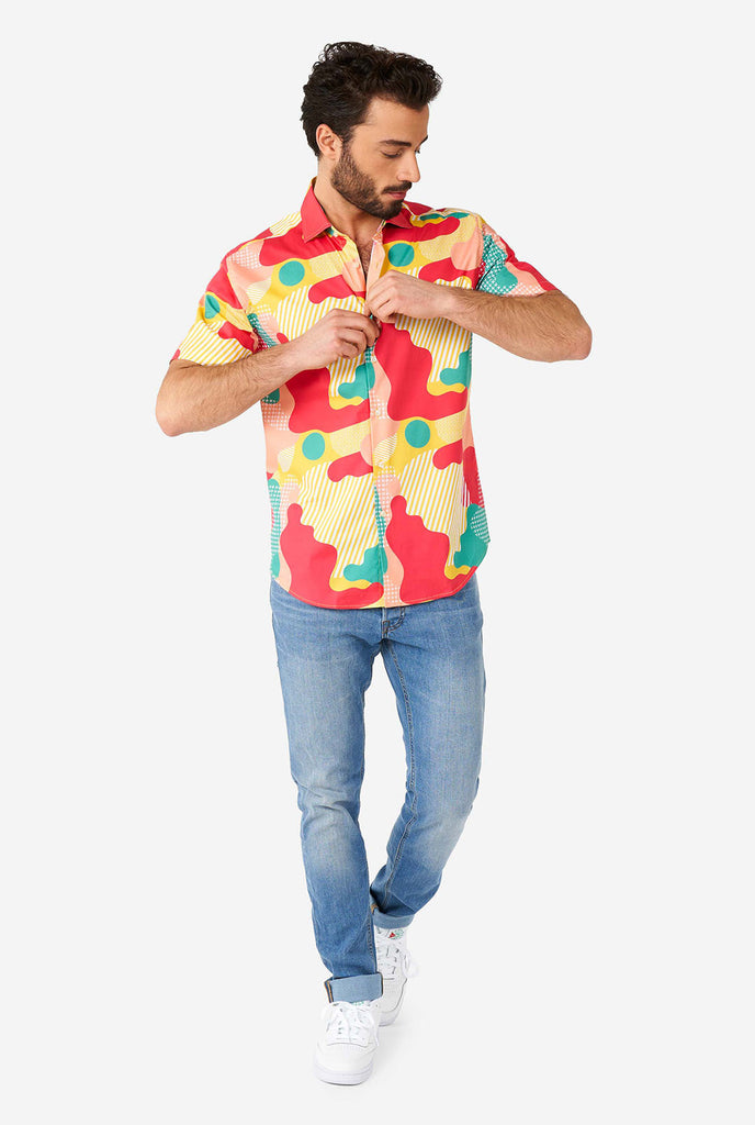 Man draagt ​​een zomerhemd met kleurrijke camouflageprint
