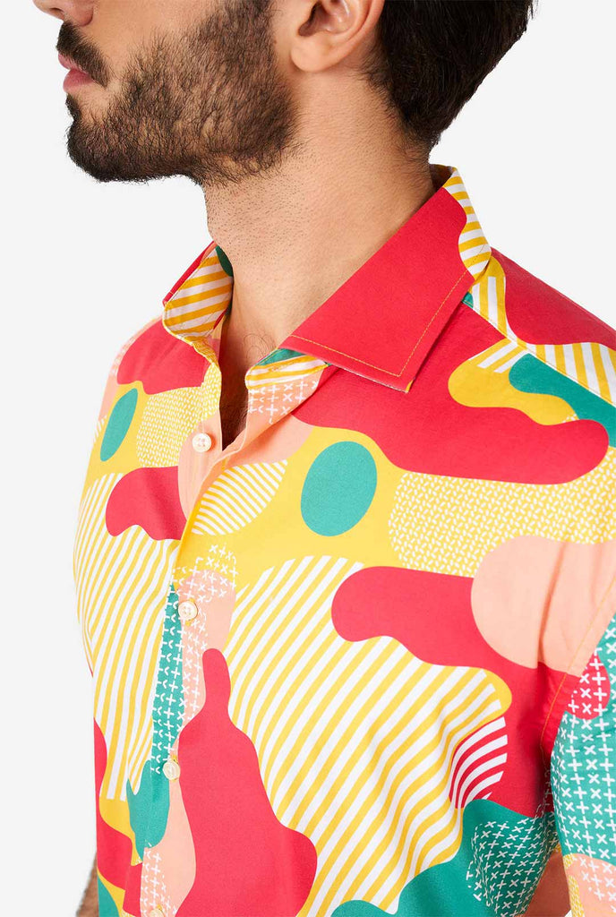 Man draagt ​​een zomerhemd met kleurrijke camouflageprint, close -up