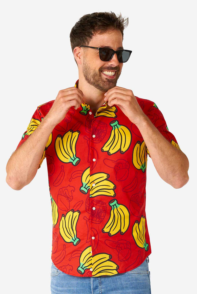 Man draagt ​​een rood zomerhemd met ezel Kong Nintendo Print