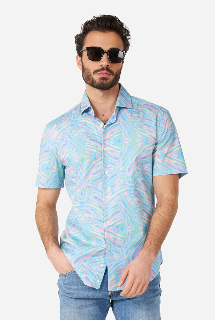 Man draagt ​​shirt met korte mouwen met kleurrijke olieachtige print