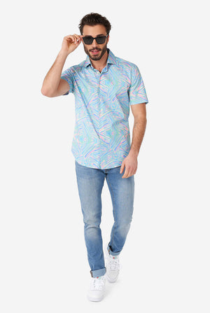 Man draagt ​​shirt met korte mouwen met kleurrijke olieachtige print