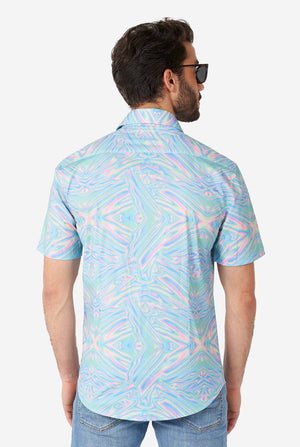 Man draagt ​​shirt met korte mouwen met kleurrijke olieachtige print, bekijk vanaf de achterkant