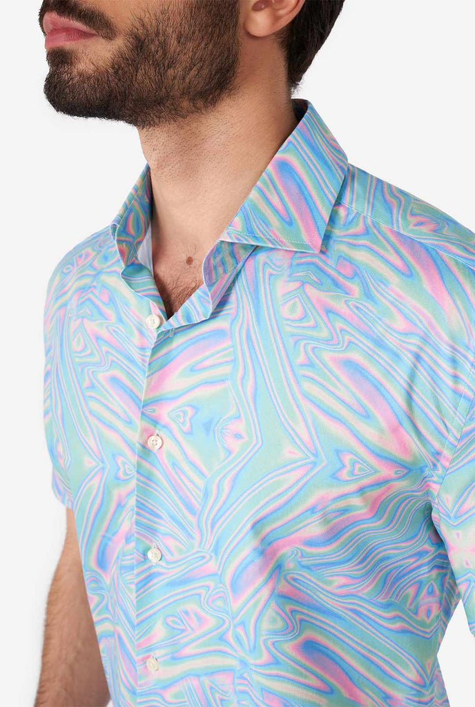 Man draagt ​​shirt met korte mouwen met kleurrijke vette print, close -up