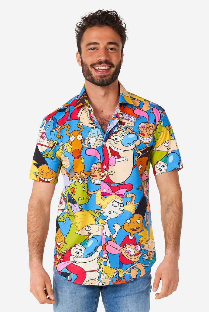 Man draagt ​​zomerhemd met Nickelodeon -personages afdrukken