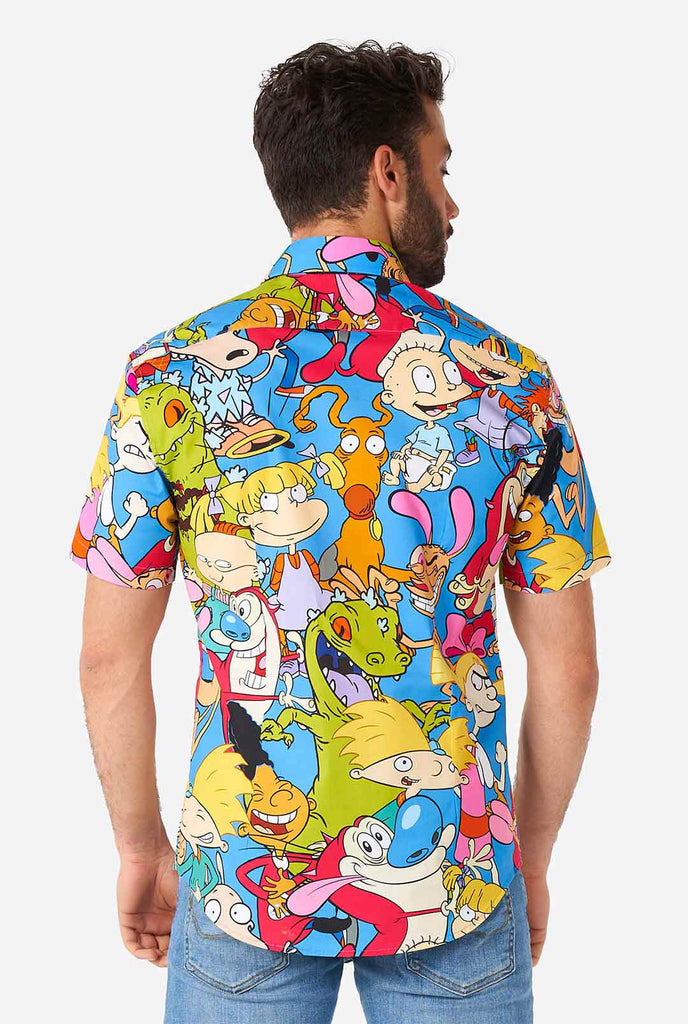 Man draagt ​​zomerhemd met Nickelodeon -personages afdrukken, bekijk vanaf de achterkant