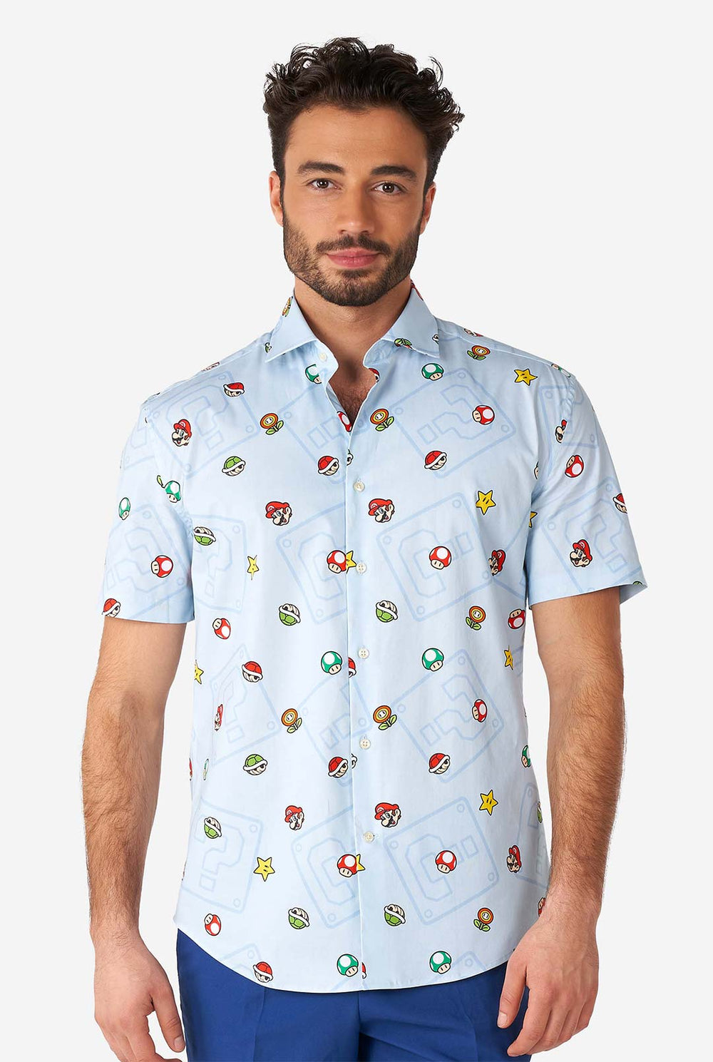Mannen dragen een blauw zomerhemd met Super Mario -iconen