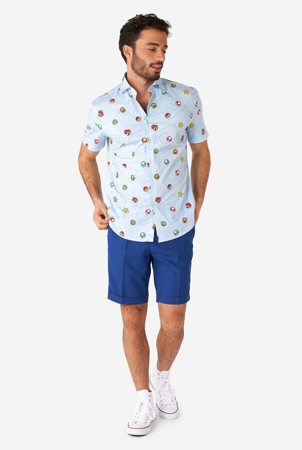 Mannen dragen een blauw zomerhemd met Super Mario -iconen