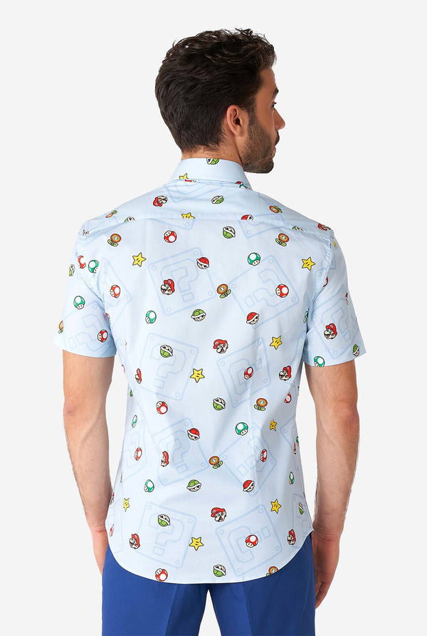 Mannen dragen een blauw zomerhemd met super mario -iconen, bekijk vanaf de achterkant