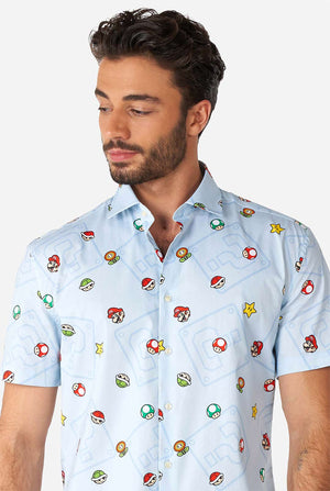 Mannen dragen een blauw zomerhemd met super mario -iconen, close -up