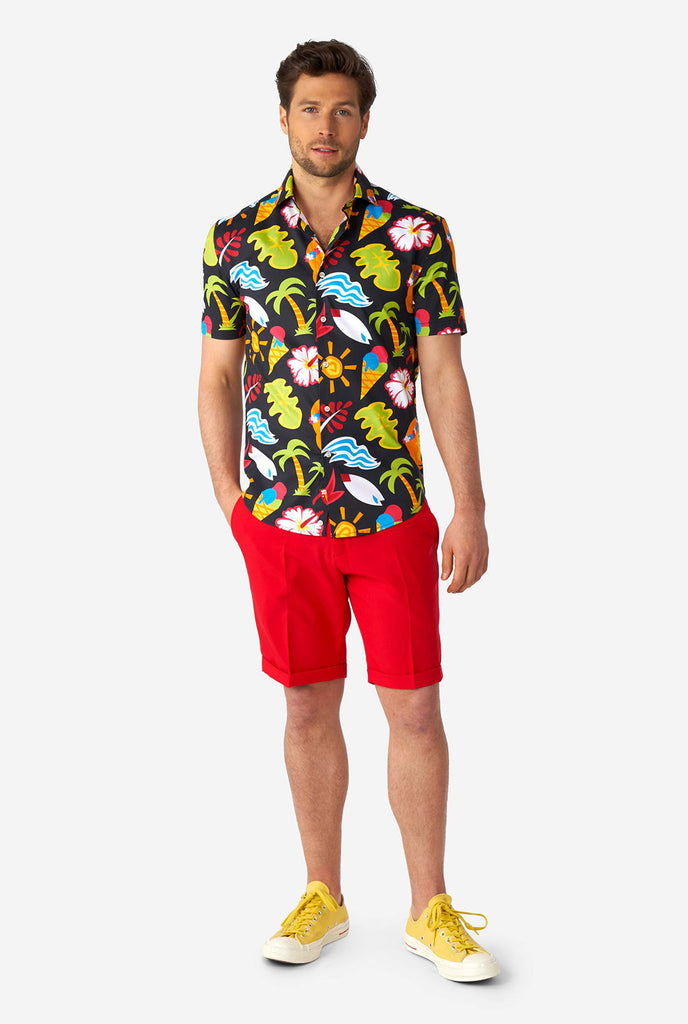Man draagt ​​een zwart zomerhemd met tropische iconen en rood kort