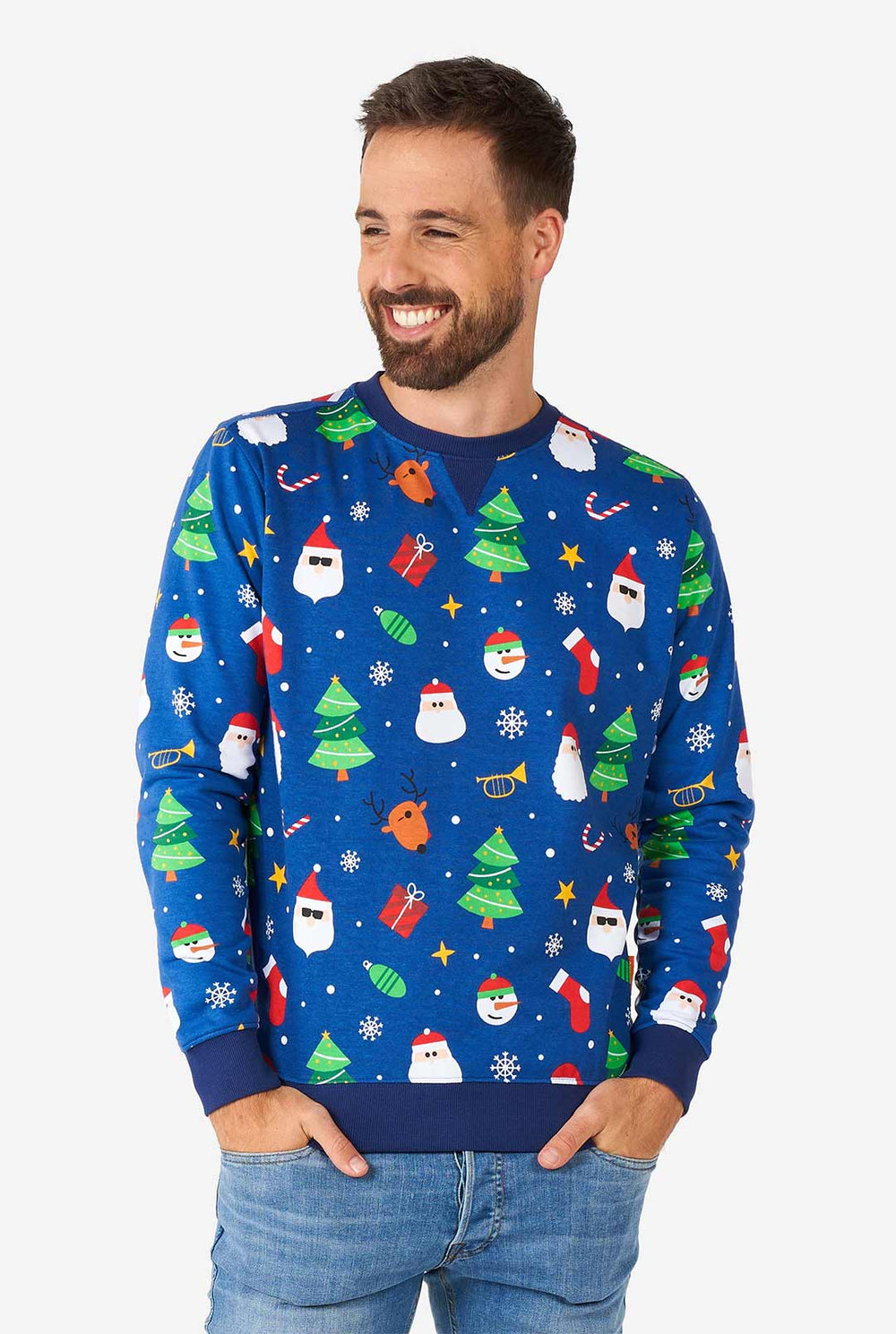 Man draagt ​​een blauwe kersttrui met kerstpictogrammen