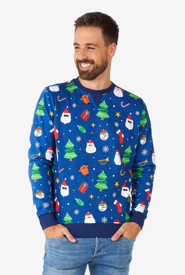 Man draagt ​​een blauwe kersttrui met kerstpictogrammen