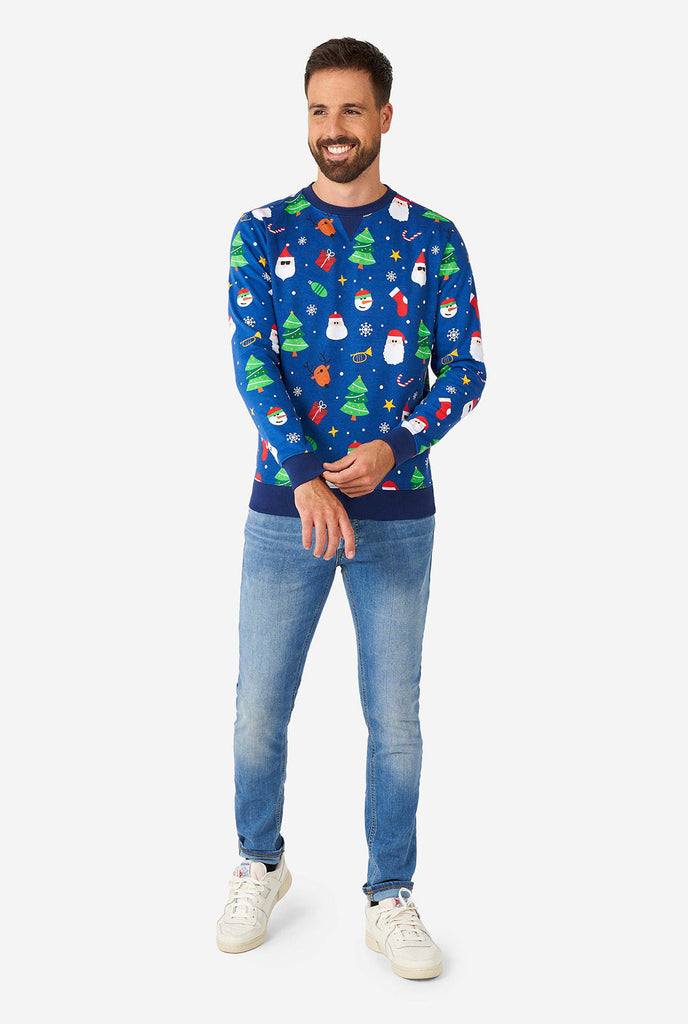 Man draagt ​​een blauwe kersttrui met kerstpictogrammen
