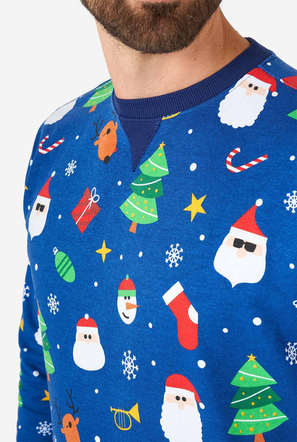 Man draagt ​​een blauwe kersttrui met kerstpictogrammen, close -up