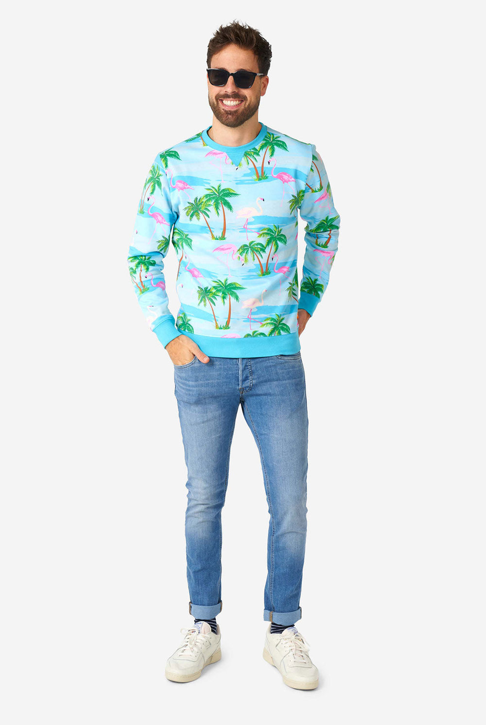 Man draagt ​​een blauwe trui met tropische flamingo -print