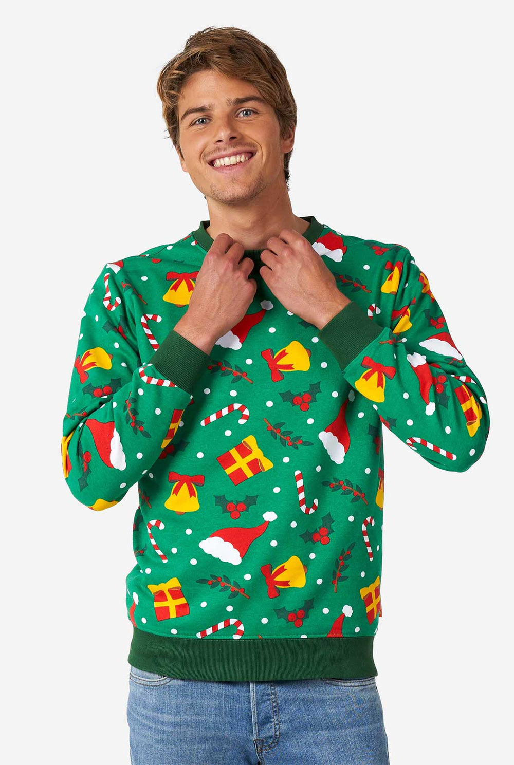 Man draagt ​​een groene kersttrui met kersticonen