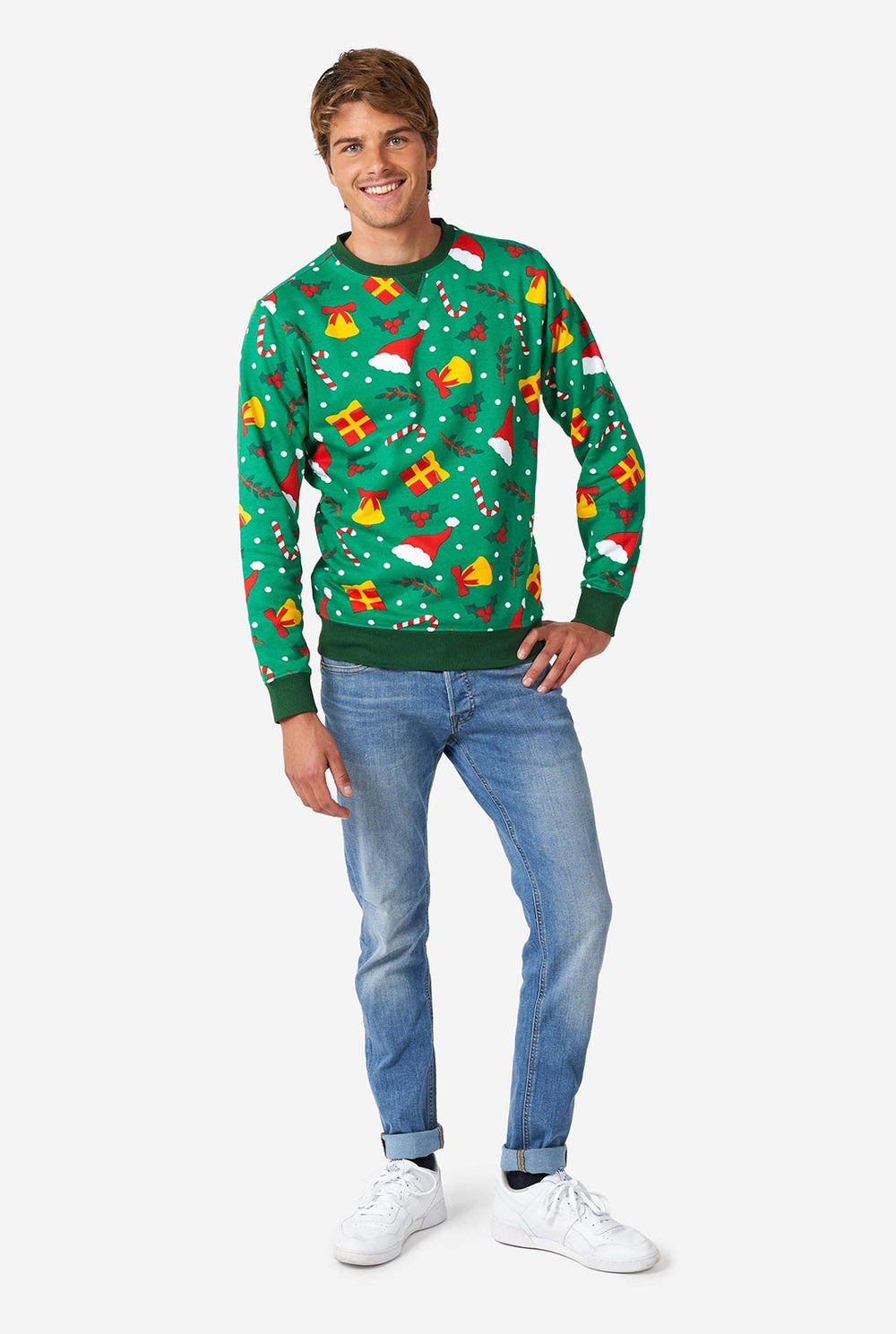 Man draagt ​​een groene kersttrui met kersticonen