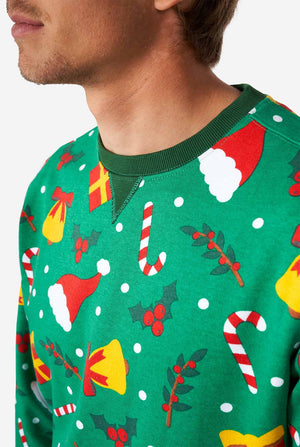 Man draagt ​​een groene kersttrui met kerstpictogrammen, close -up
