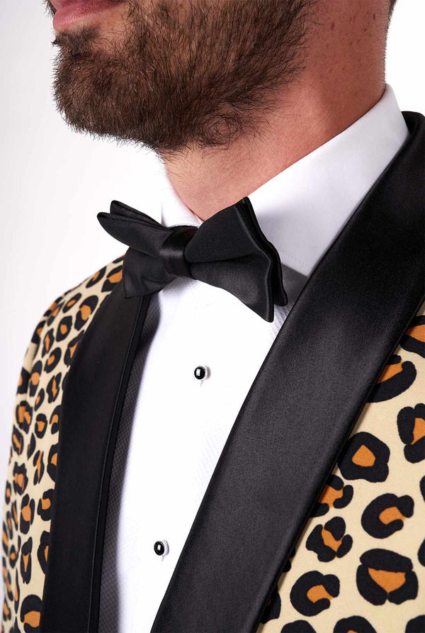 Man draagt ​​smoking met jaguar printjack, zoom