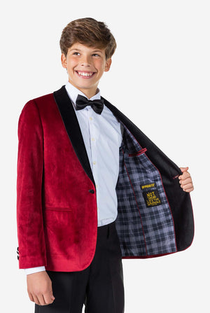 Tiener met een rood fluwelen kerstdiner jasje