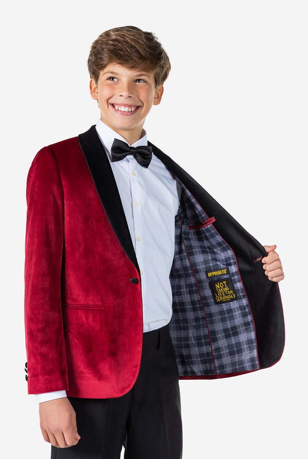 Tiener met een rood fluwelen kerstdiner jasje