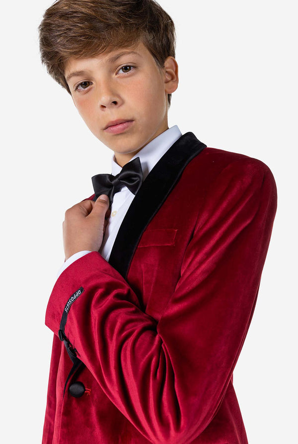 Tiener met een rood fluwelen kerstdiner jasje