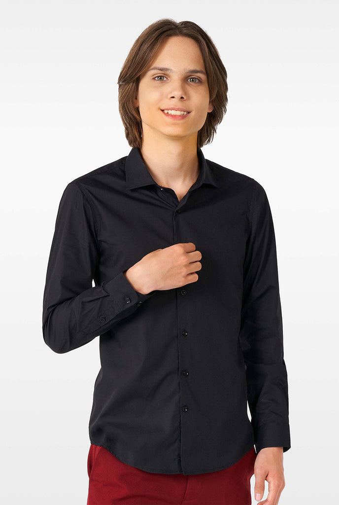 Tiener met een zwart overhemd