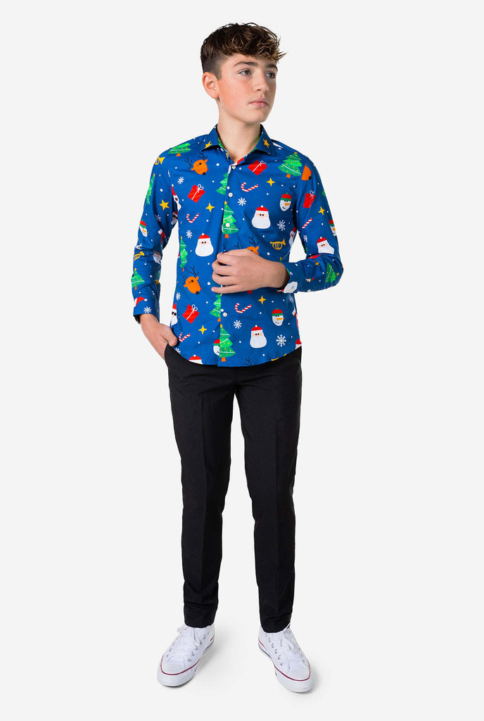 Tiener met een blauw overhemd met kerstprint