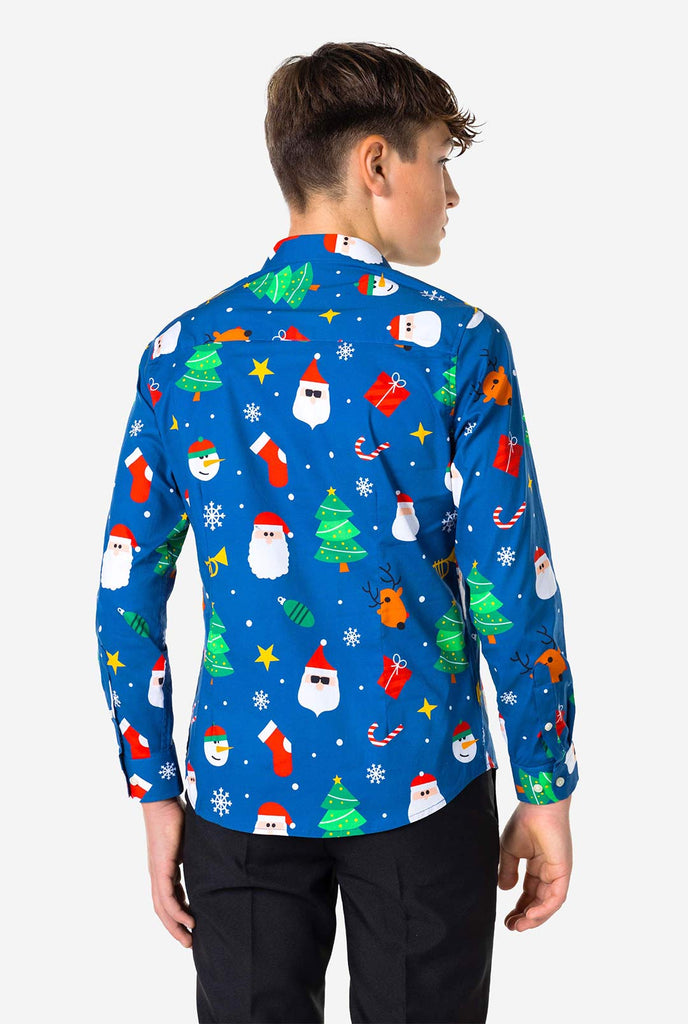 Tiener draagt ​​een blauw overhemd met kerstprint, bekijk vanaf de achterkant