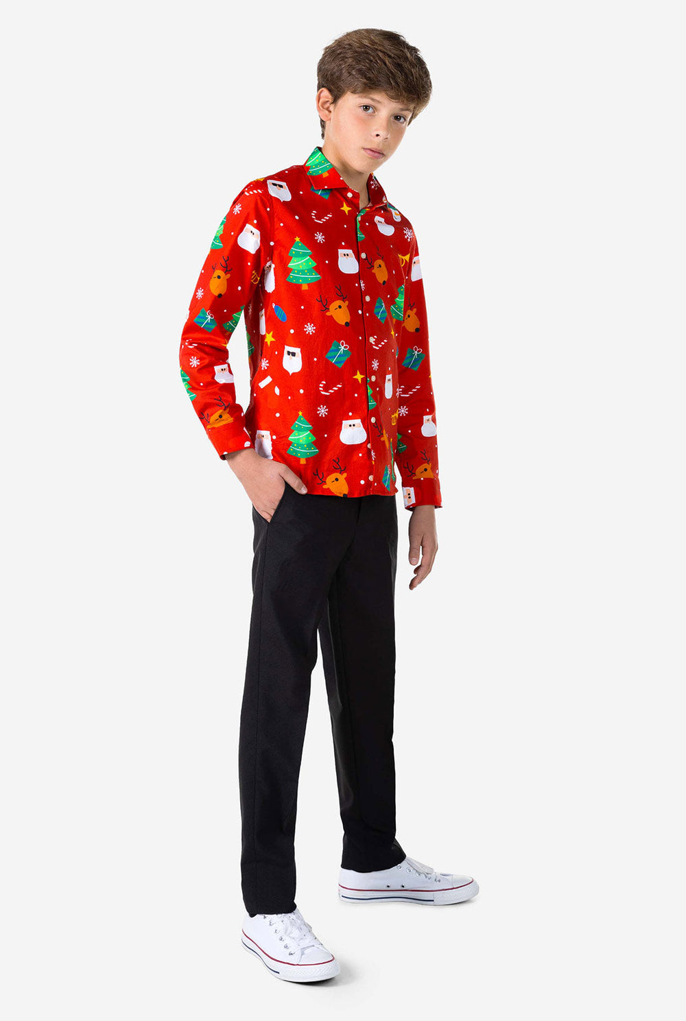 Tiener draagt ​​rood overhemd met kerstprint