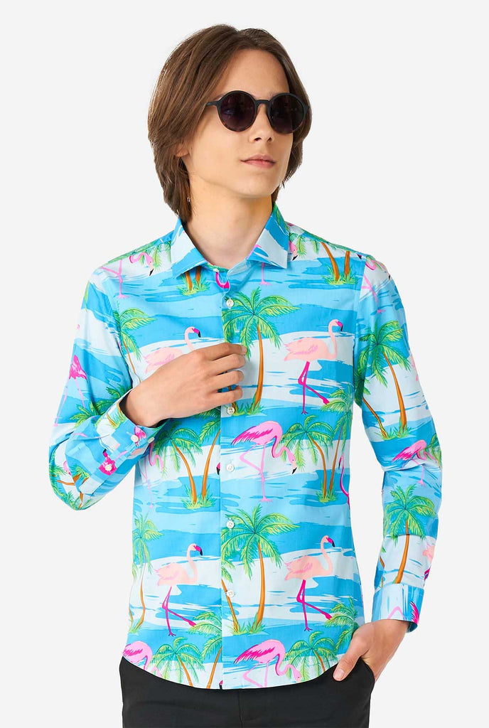 Tiener draagt ​​Hawaiiaans overhemd met tropisch flamingo -shirt