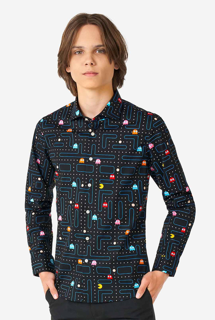 Tiener draagt ​​een zwart overhemd met pac-man print